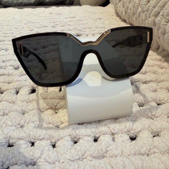 Prada Sunglass - Picture 8 of 16